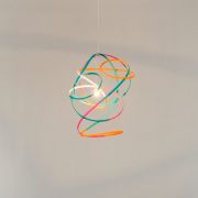 <p isrender="true">托比亚斯&middot;雷贝格，<em>Infection 6A5</em>，2019，魔术贴，电线，电缆，灯头，灯泡，90 x 70 x 75 cm&nbsp;</p>
