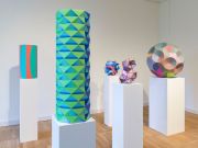 <p>展览现场，<em>Tobias Rehberger - Inspiration is a little town in China - in Paper</em>，Haus am Waldsee，德国柏林，2019年9月6日 &ndash; 11月17日，图片：Roman M&auml;rz&nbsp;</p>
