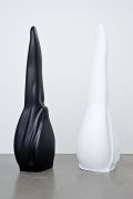 <p isrender="true">诺特&middot;维塔尔，<em>舌头</em>，2009，着色不锈钢，每件200 x 50 x 52 cm</p>
