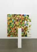 <p isrender="true">托比亚斯&middot;雷贝格，<em isrender="true">Fall</em>，2014，纸上水彩，木质展台，雕塑：193 x 32 x 28 cm，绘画：200 x 200 cm</p>
