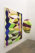 <p>托比亚斯&middot;雷贝格，<em>Go away</em>，2014，纸上水彩，陶瓷着色，灯泡，电线，灯：78 x 55 x 55 cm，绘画：200 x 160 cm</p>
