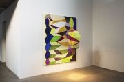 <p>托比亚斯&middot;雷贝格，<em>Go away</em>，2014，纸上水彩，陶瓷着色，灯泡，电线，灯：78 x 55 x 55 cm，绘画：200 x 160 cm</p>

