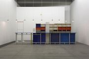 <p>托比亚斯&middot;雷贝格，<em isrender="true">HOMEAWAY (Oppenheimer Drawings I)</em>，2014，陶瓷着色，300 x 700 x 270 cm</p>
