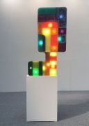 <p isrender="true">托比亚斯&middot;雷贝格，<em>some things tend to change at all B</em>，2015，色蜡，钢，木头，LED，电线，电控制器，变压器，121 x 71 x 50.5 cm</p>
