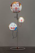 <p isrender="true">托比亚斯&middot;雷贝格，<em isrender="true">Three Funny Girls</em>，2018，亚光金属，夹层玻璃，缆线，插座，灯泡，192.3 x 74 x 74 cm&nbsp;</p>
