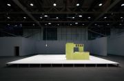<p>托比亚斯&middot;雷贝格，<em>performance of two lonely objects that have a lot in common</em>，2014 /&nbsp;2017，厨房：（高）190 x 260 x 240 cm；灯：（高）49 x 56 x 56 cm；展台：（高）30 x 1000 x 750 cm&nbsp;</p>
