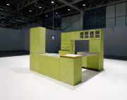 <p>托比亚斯&middot;雷贝格，<em>performance of two lonely objects that have a lot in common</em>，2014 /&nbsp;2017，厨房：（高）190 x 260 x 240 cm；灯：（高）49 x 56 x 56 cm；展台：（高）30 x 1000 x 750 cm&nbsp;</p>
