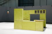 <p>托比亚斯&middot;雷贝格，<em>performance of two lonely objects that have a lot in common</em>，2014 /&nbsp;2017，厨房：（高）190 x 260 x 240 cm；灯：（高）49 x 56 x 56 cm；展台：（高）30 x 1000 x 750 cm&nbsp;</p>
