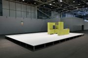 <p isrender="true">托比亚斯&middot;雷贝格，<em isrender="true">performance of two lonely objects that have a lot in common</em>，2014 /&nbsp;2017，厨房：（高）190 x 260 x 240 cm；灯：（高）49 x 56 x 56 cm；展台：（高）30 x 1000 x 750 cm&nbsp;</p>
