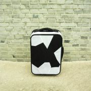 <p isrender="true">艾未未，<em>Fairytale Luggage</em>，2007，织品，塑料，铁，57 x 22 x 38 cm</p>
