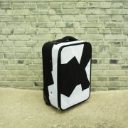 <p>艾未未，<em>Fairytale Luggage</em>，2007，织品，塑料，铁，57 x 22 x 38 cm</p>
