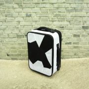 <p>艾未未，<em>Fairytale Luggage</em>，2007，织品，塑料，铁，57 x 22 x 38 cm</p>
