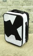 <p>艾未未，<em>Fairytale Luggage</em>，2007，织品，塑料，铁，57 x 22 x 38 cm</p>
