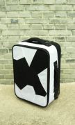 <p>艾未未，<em>Fairytale Luggage</em>，2007，织品，塑料，铁，57 x 22 x 38 cm</p>
