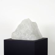 <p>米歇尔&middot;孔德，<em>Untitled (Clear Murano Glass, Mountain 2)</em>，2017, 1/2</p>

<p>，手工穆拉诺玻璃，花岗岩粉末，(高) 40 x 29 x 20 cm，2版 + I AP</p>
