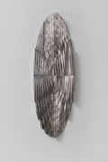 <p>杨牧石，<em>循环 - 边</em>，2024，不锈钢回收件，151 x 50 x 16 cm</p>
