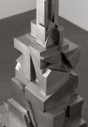 <p>杨牧石，<em>禁锢 - 片</em>，2025，不锈钢回收件，183 x 111 x 52 cm，局部</p>
