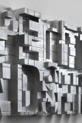 <p>杨牧石，<em>实体化 - 比赛第一，友谊第二</em>，2024 - 2025，铝，31.8 x 170 x 6 cm，局部</p>
