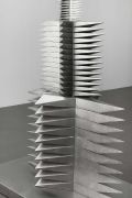 <p>杨牧石，<em>逆向 - 支</em>，2025，不锈钢回收件，173 x 96 x 55 cm，局部</p>
