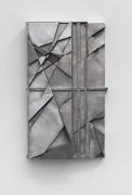 <p>杨牧石，<em>割裂 - 体积1号</em>，2025，不锈钢，97 x 57 x 17 cm</p>
