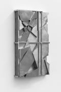 <p>杨牧石，<em>割裂 - 体积1号</em>，2025，不锈钢，97 x 57 x 17 cm</p>
