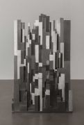 <p>杨牧石，<em>起伏 - 片</em>，2024，不锈钢回收件，173 x 104 x 51 cm</p>
