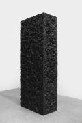 <p>杨牧石，<em>侵蚀 (mini)</em>，2018，聚丙烯泡沫，黑色丙烯，147x 57 x 60 cm，5版</p>
