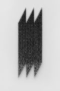 <p>杨牧石，<em>焊连 - 条</em>，2021 - 2022，不锈钢回收件，97 x 33 x 6 cm</p>
