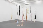 <p>张雪瑞，<em>竹拐杖</em>，2016 - 2019，旧衣物、棉线、布，17件，高度从170 cm到210 cm不等</p>
