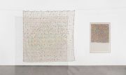 <p>张雪瑞，<em>花布</em>，2012，综合材料：旧床单等，床单：250 x 230 cm，花布玻璃外框：150 x 103.5 cm</p>
