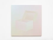 <p>张雪瑞，<em>静物 &middot; 箱子 XL1</em>，2023，布面丙烯，240 x 240 cm</p>

